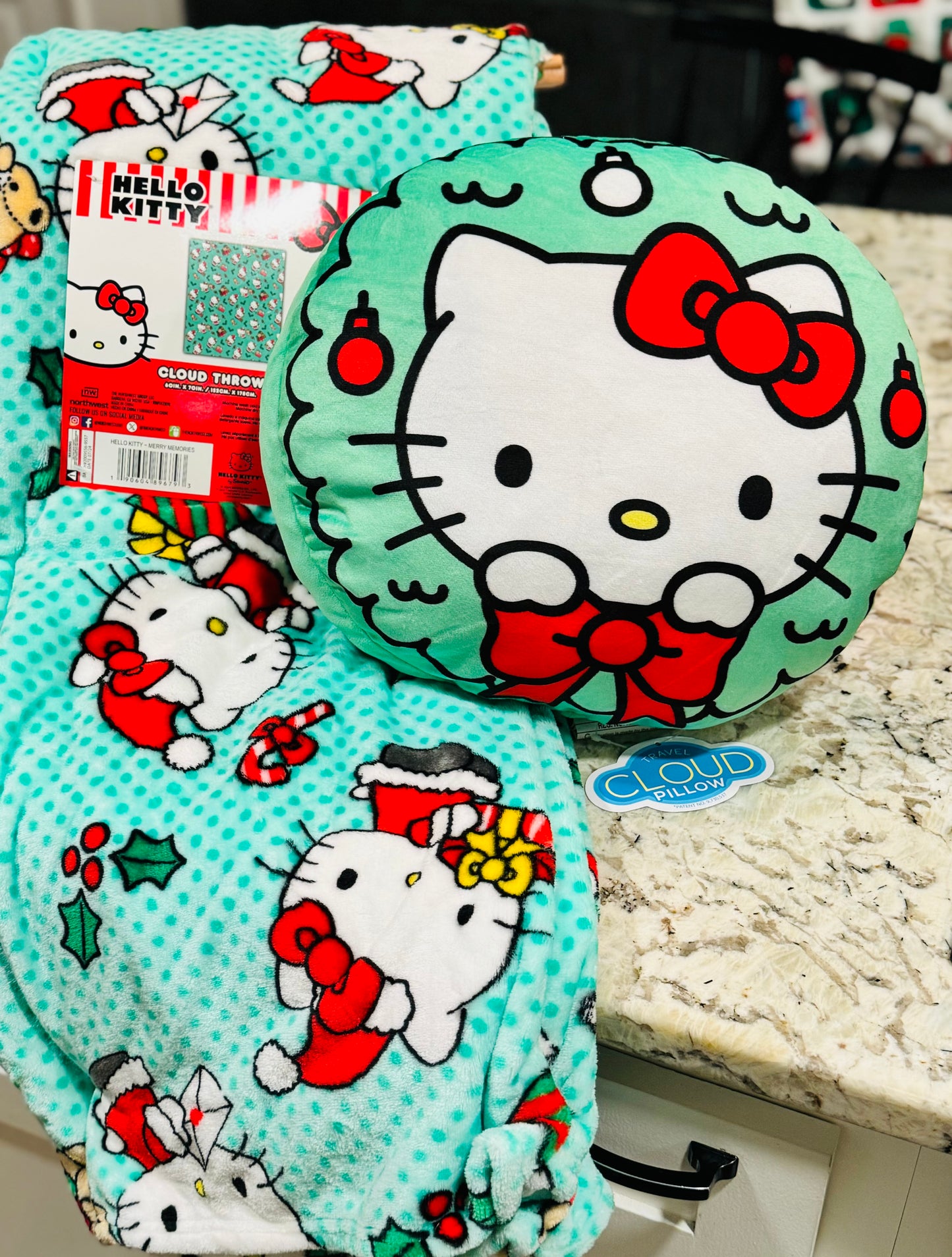 New 2-piece Hello Kitty green Christmas cloud throw blanket 60x70 & travel cloud pillow
