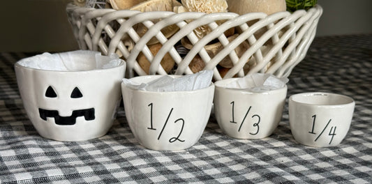 New Rae Dunn x Peanuts Snoopy ceramic Halloween white ceramic measuring cup set