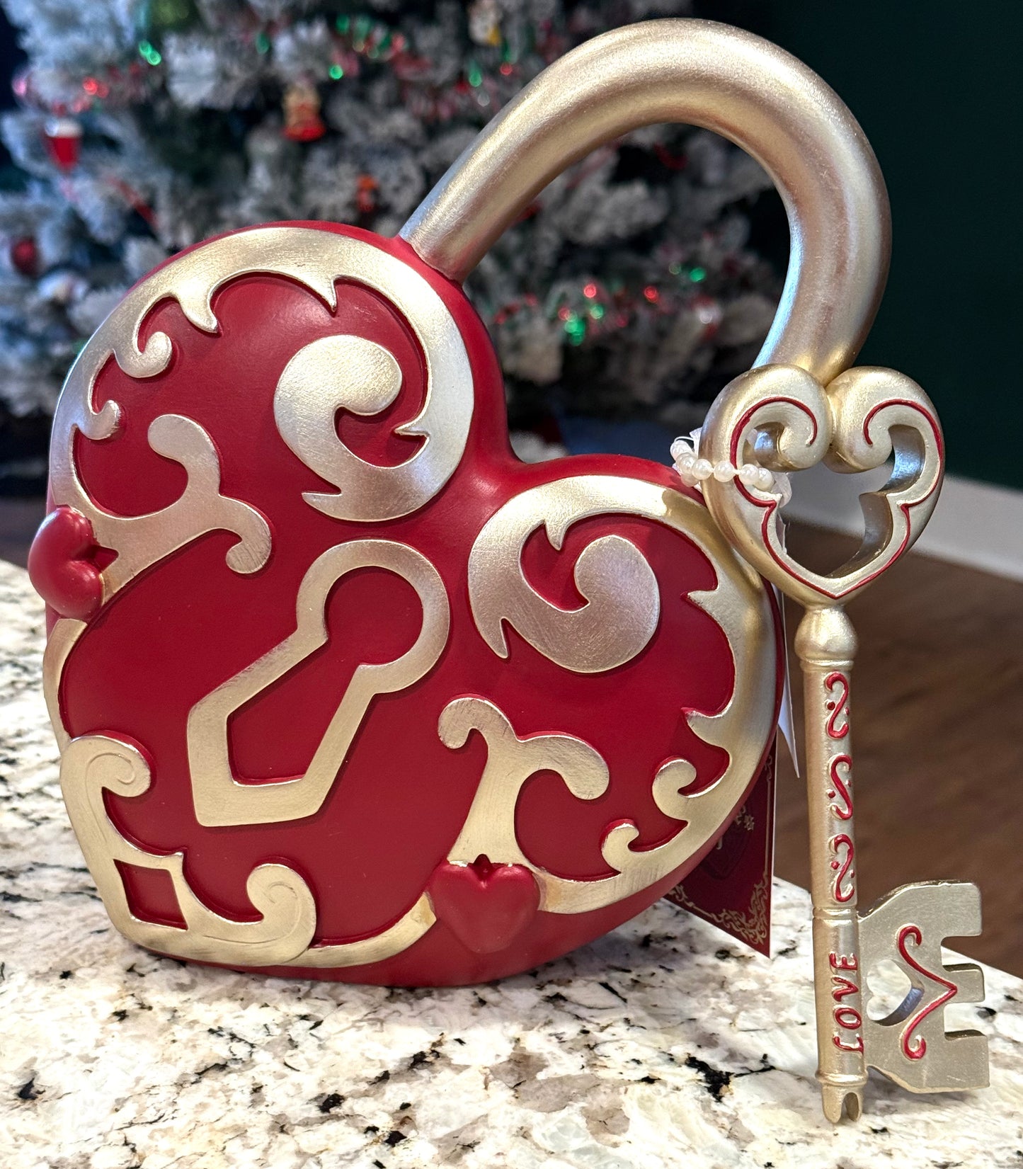 New gold & red resin heart locket & key decor piece Love… ❤️