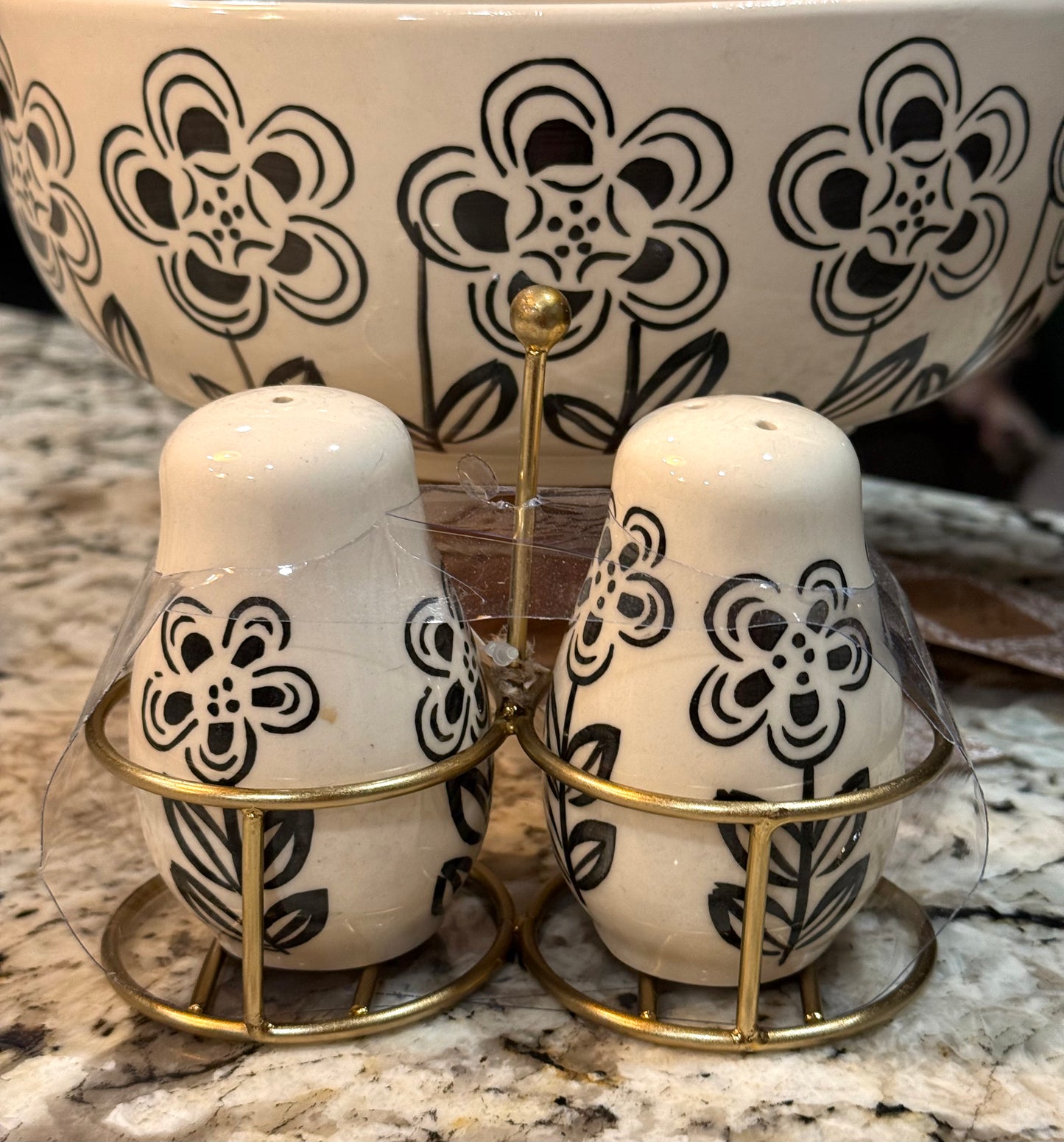 New 6-piece ceramic Made in India canisters, bowls, salt and pepper set kitchen set