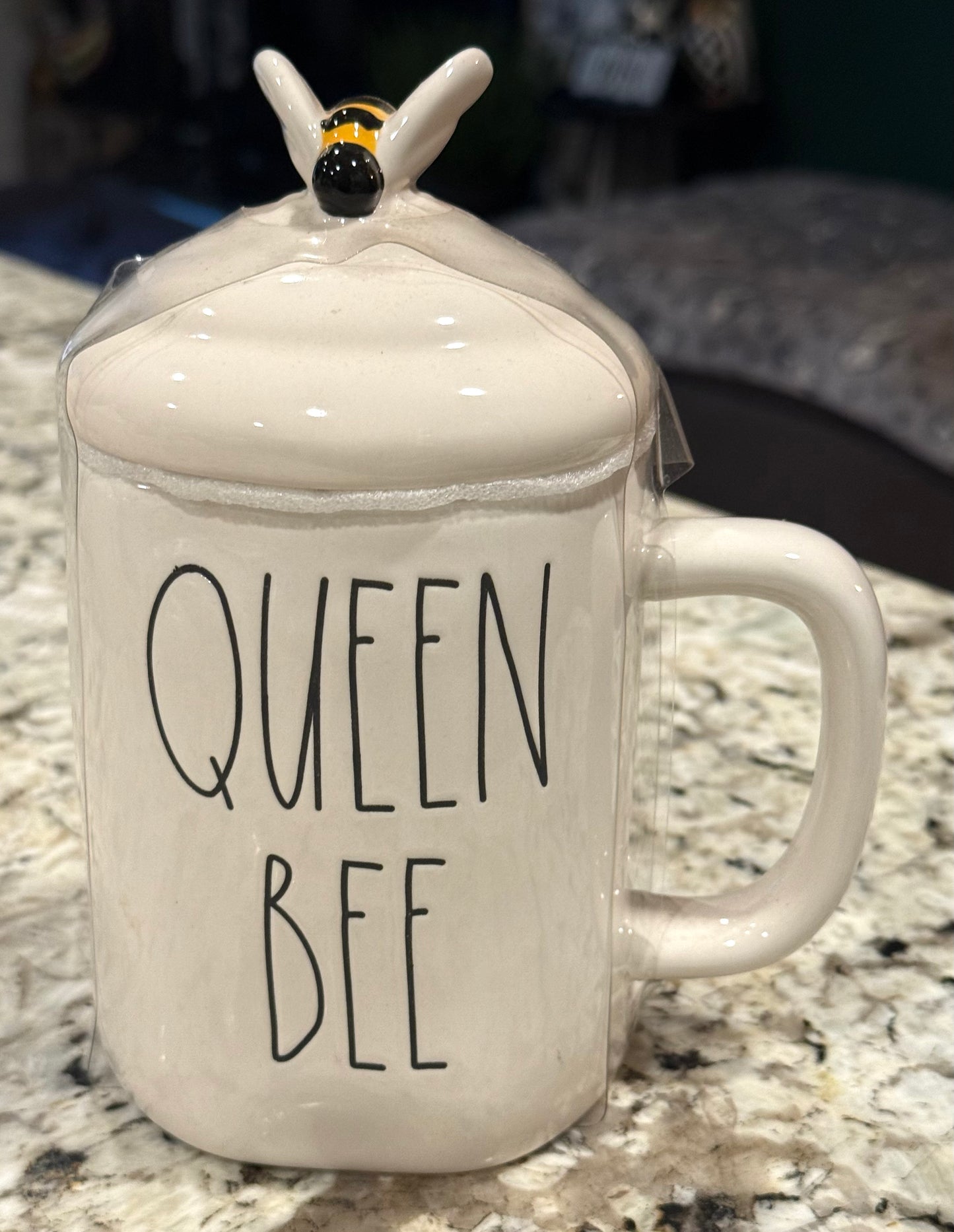 New Rae Dunn white ceramic QUEEN BEE 🐝 topped coffee mug decor