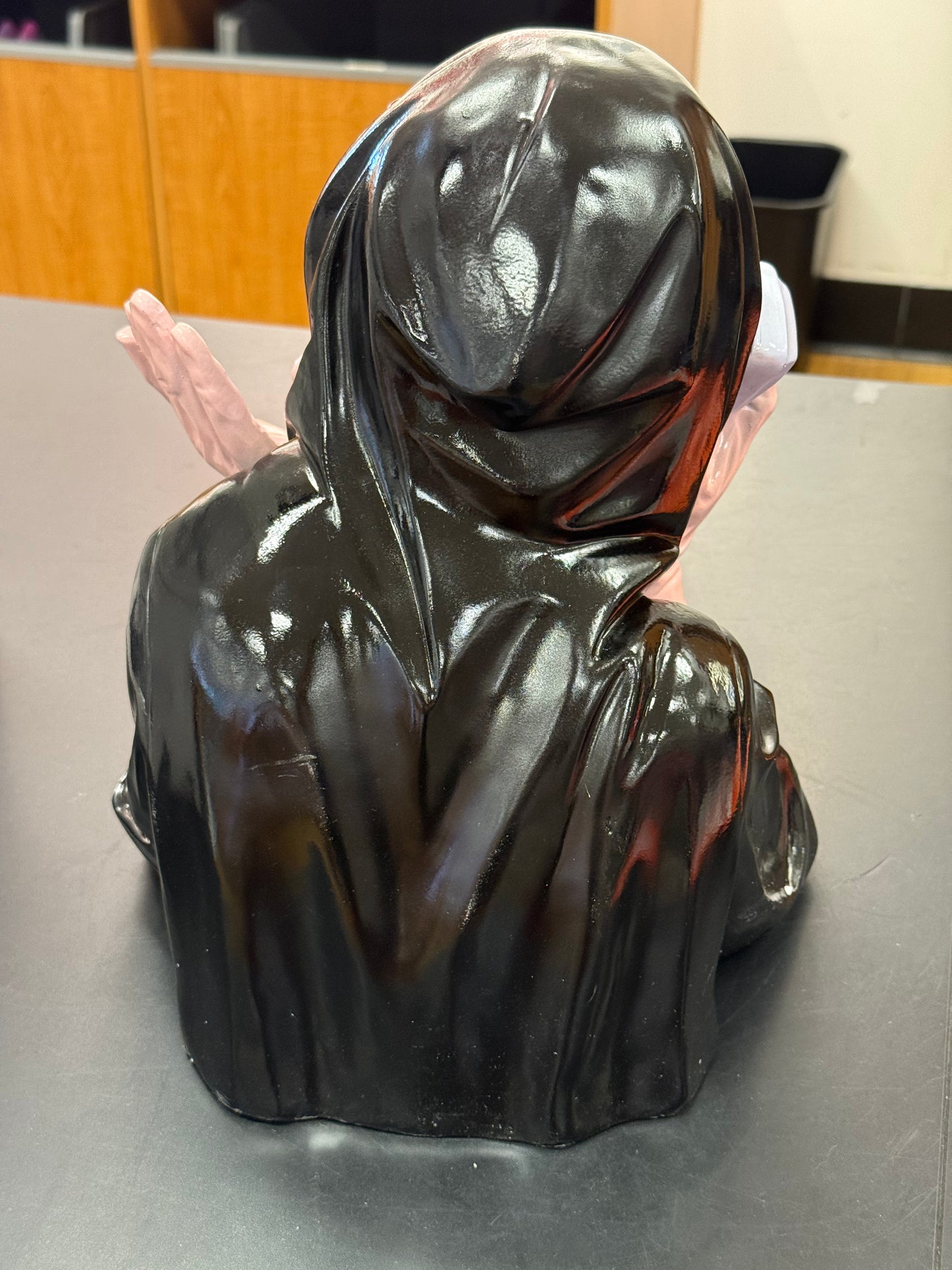 New Goulish resin light up Halloween decor pink & black Scream girl on phone decor