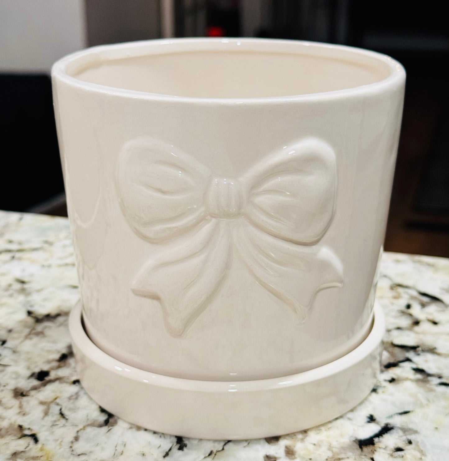 New ceramic white bow planter 5.25x5.25