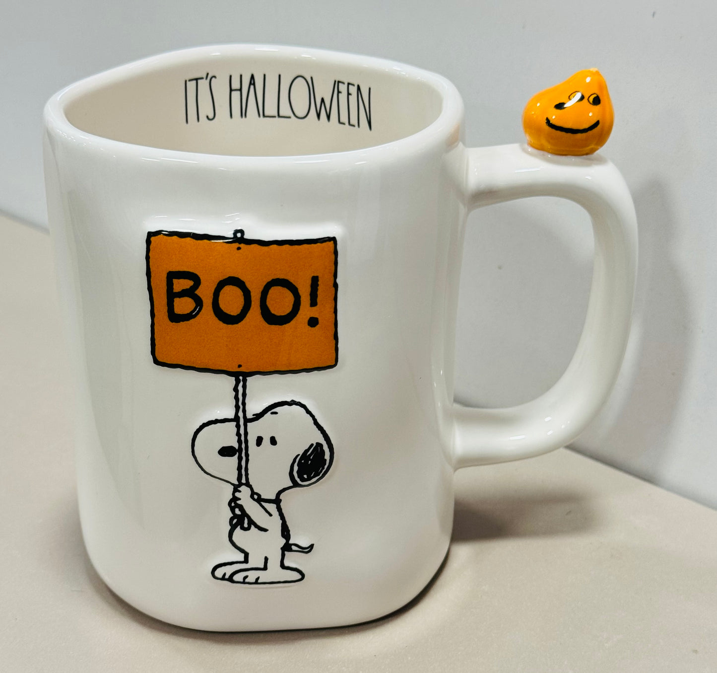 New Rae Dunn ceramic Peanuts Snoopy Halloween coffee mug decor IT’S HALLOWEEN 🎃