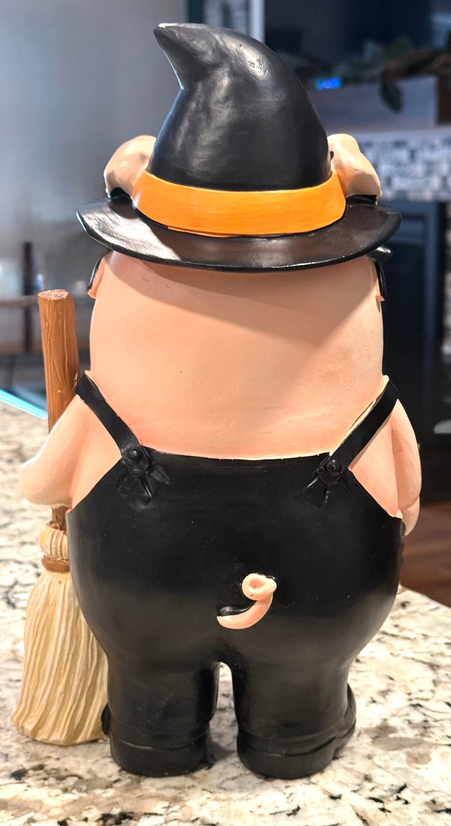 New resin 11.5x9 farmer pig Halloween decor