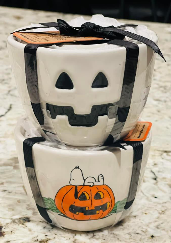 Rae good Dunn Peanuts Jack-O’-Lantern measuring cups