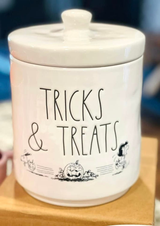 New Rae Dunn X Peanuts Snoopy ceramic treat/cookie storage jar canister TRICKS & TREATS