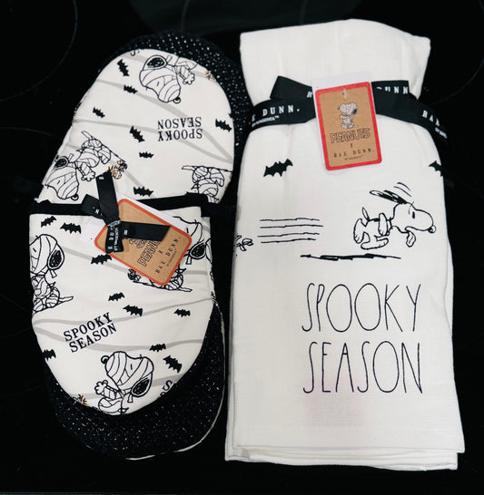 New Rae Dunn x Peanuts Snoopy kitchen Halloween baking set 2 Dish towels & 2 pot holders SPOOKY SEASON