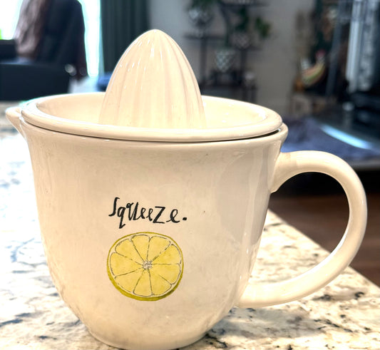 New Rae Dunn white ceramic lemon 🍋 juicer picture print SQUEEZE