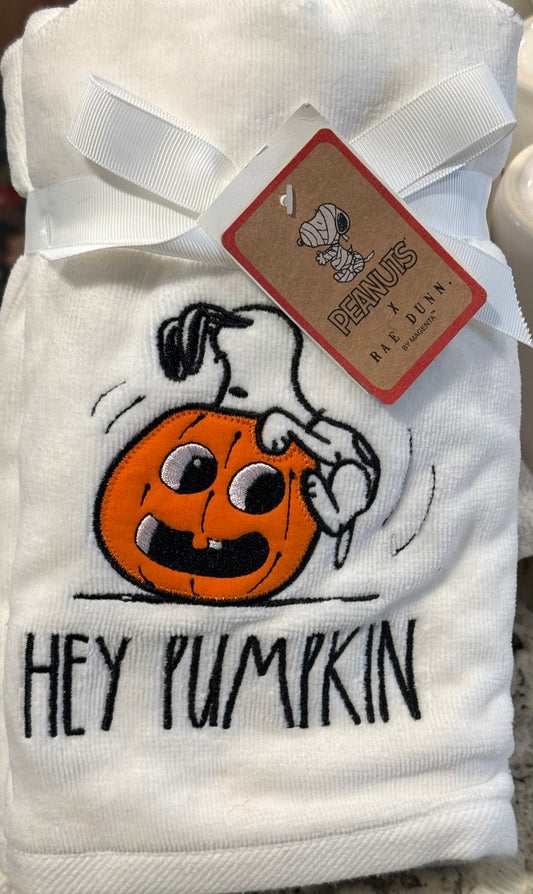 New Rae Dunn 2-piece white Peanuts Snoopy hand towel set HEY PUMPKIN