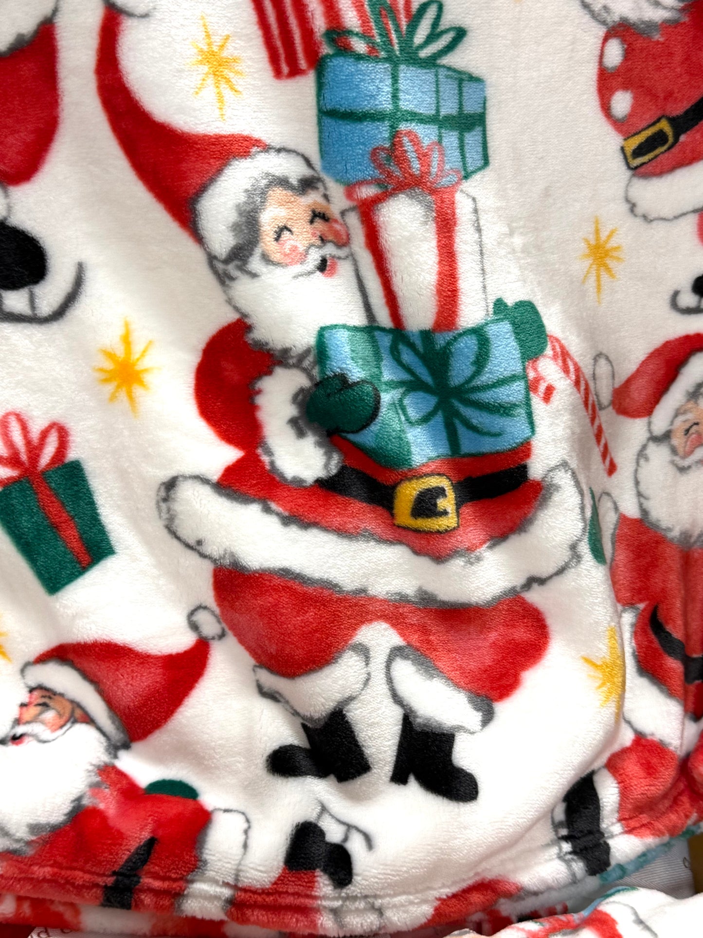New Cupcakes and Cashmere Vintage Santa oversized Christmas throw blanket 60x70