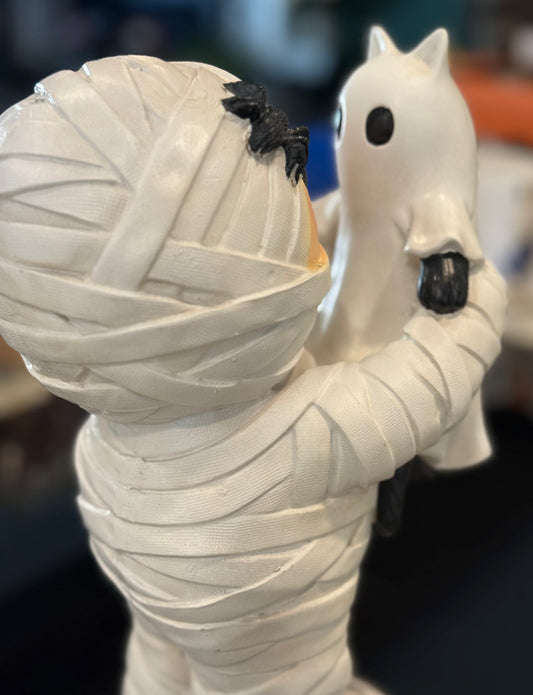 New resin Mummy holding ghost cat Halloween decor 12”